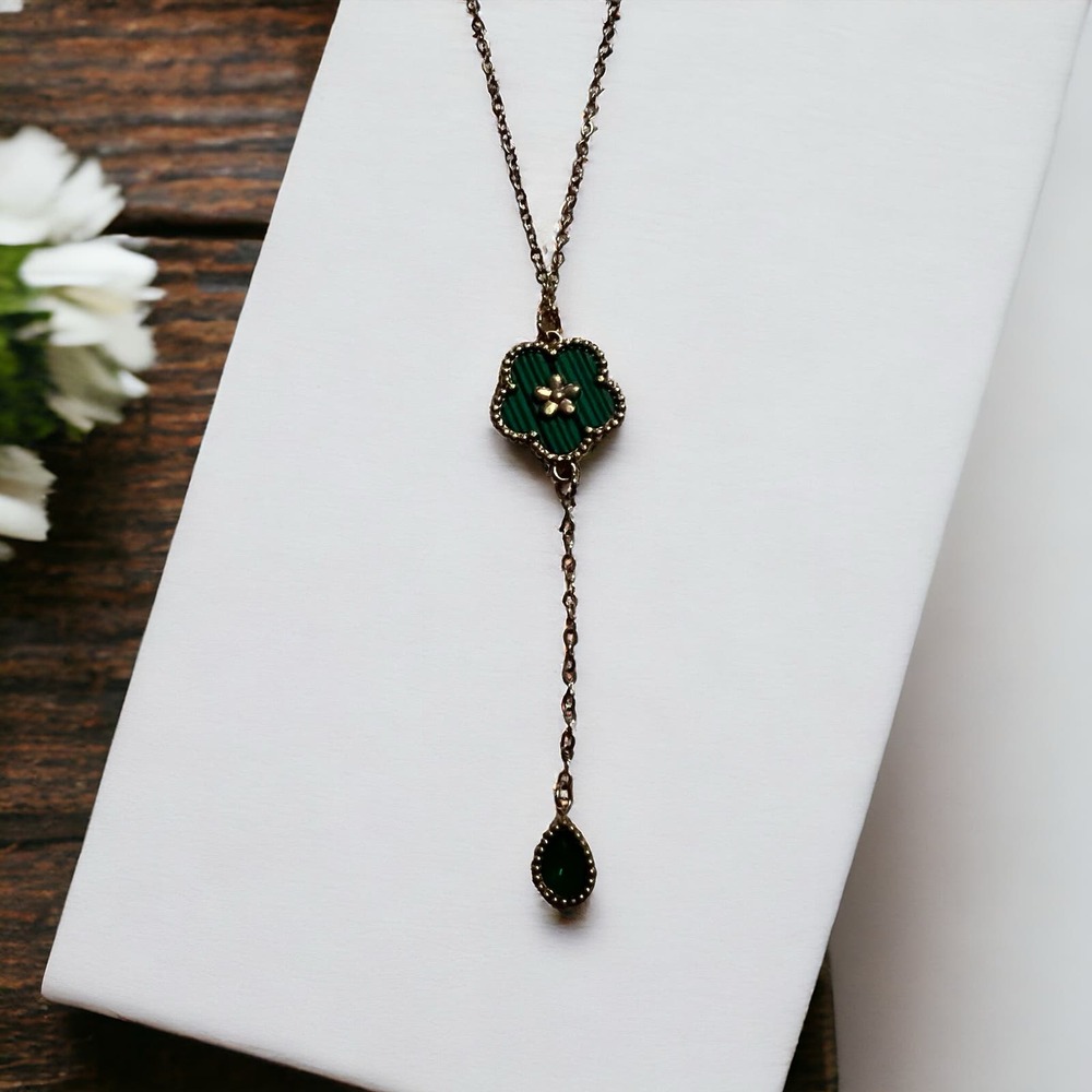 Feminine and Classy Necklace with Flower Pendant and Gem Charm in Green